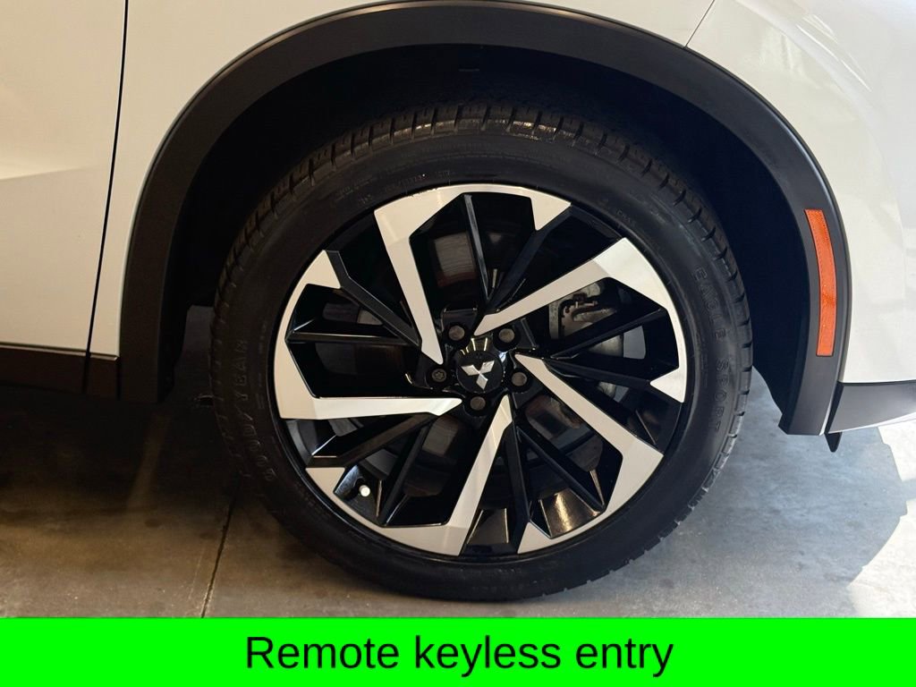 Used 2022 Mitsubishi Outlander SE image 3