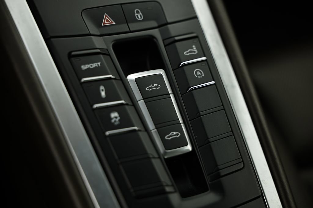 Certified 2018 Porsche 911 Targa 4S w/ Sportdesign Package image 38