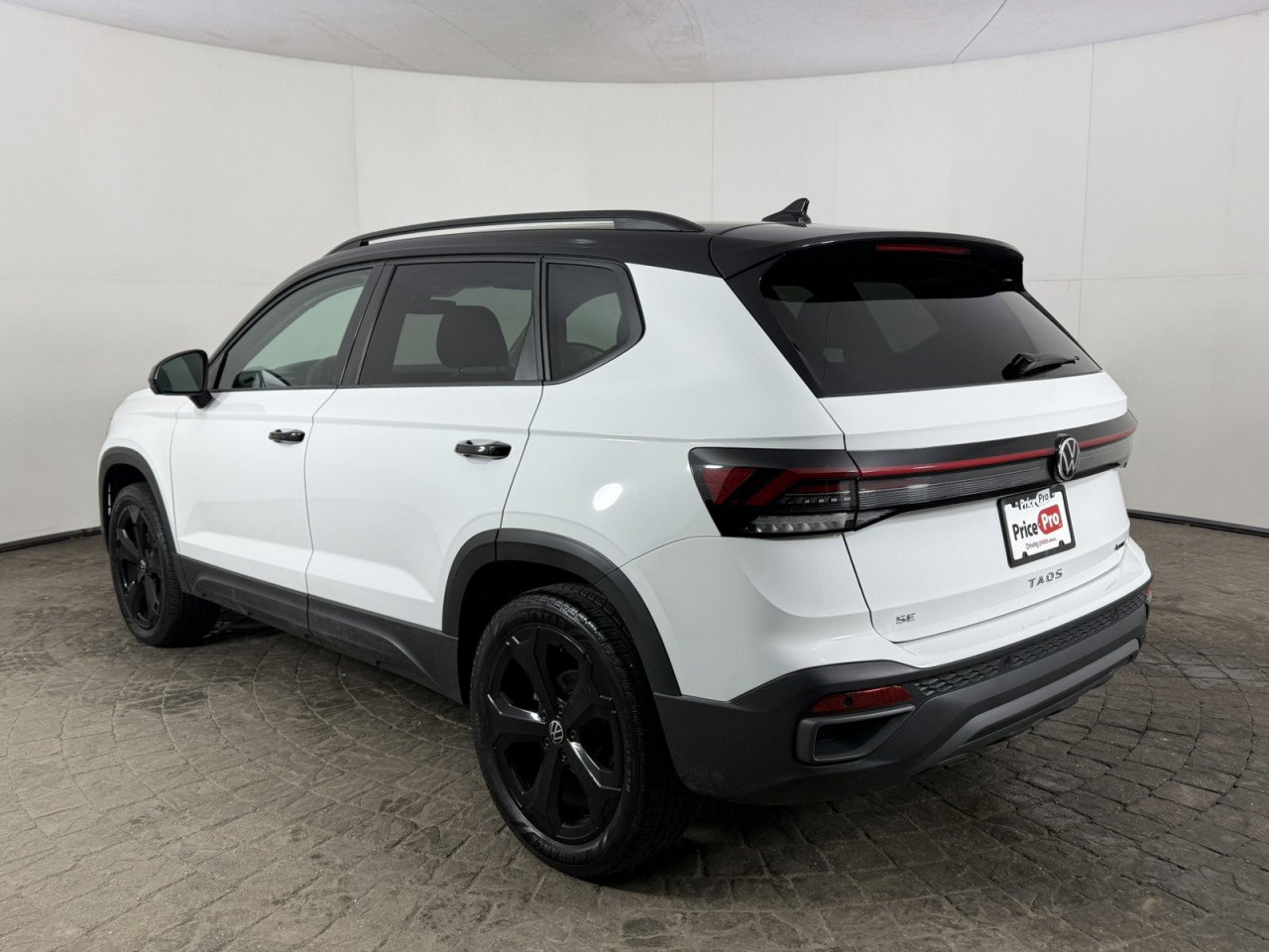 Used 2025 Volkswagen Taos SE AWD/4WD image 5