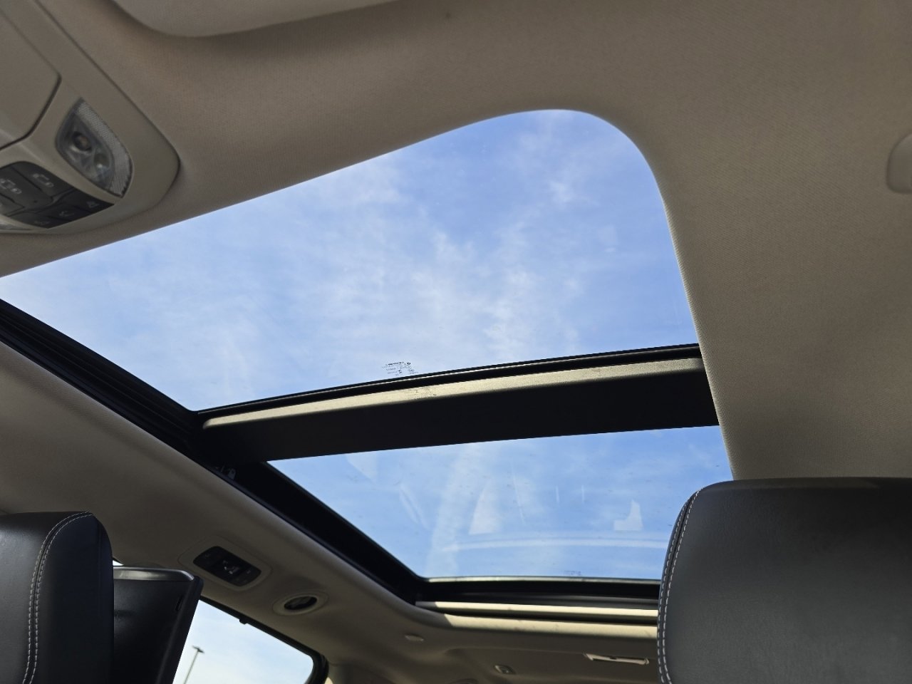 Used 2022 Chrysler Pacifica Limited w/ Uconnect Theater Family Group image 3