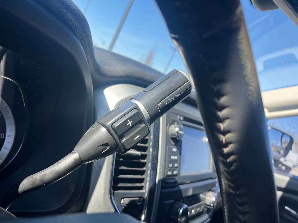 Used 2017 Nissan Titan SV image 11