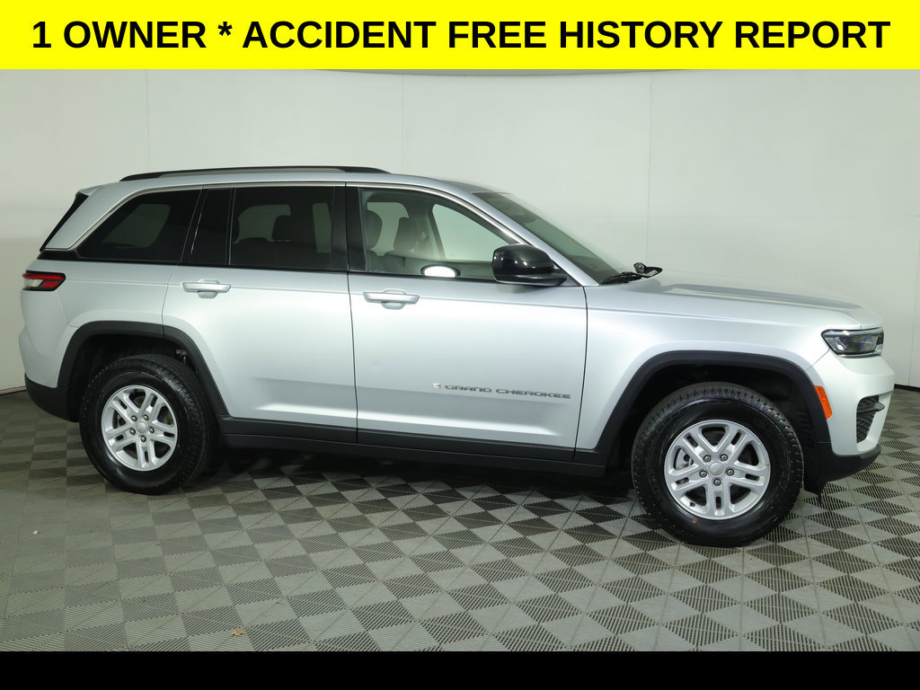 Used 2023 Jeep Grand Cherokee Laredo w/ Luxury Tech Group I AWD/4WD image 2
