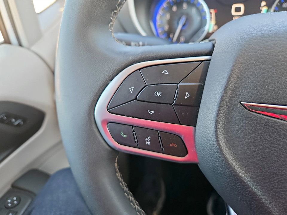 Used 2024 Chrysler Pacifica Touring-L image 18