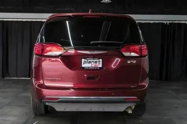 Used 2018 Chrysler Pacifica Touring Plus w/ Tire & Wheel Group FWD image 10