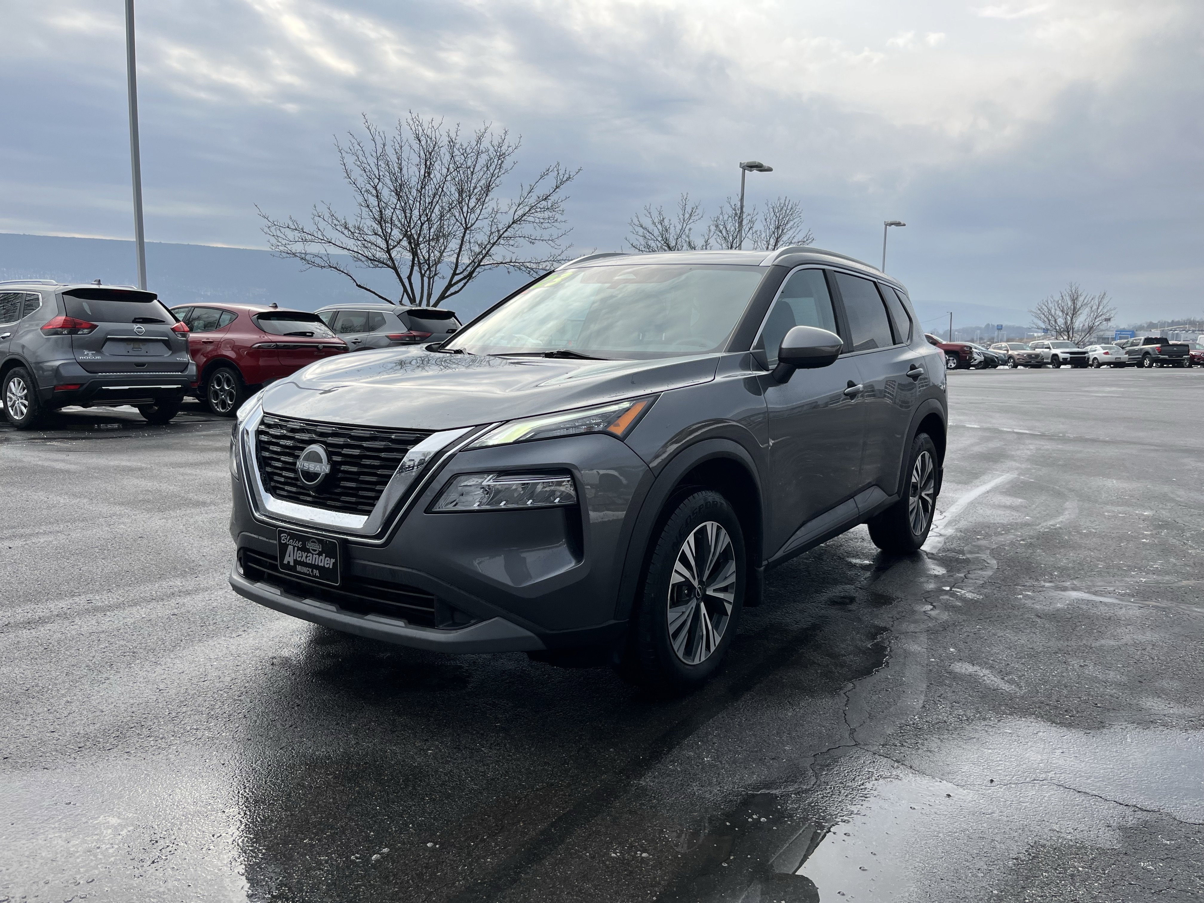 Used 2023 Nissan Rogue SV w/ SV Premium B Package image 9