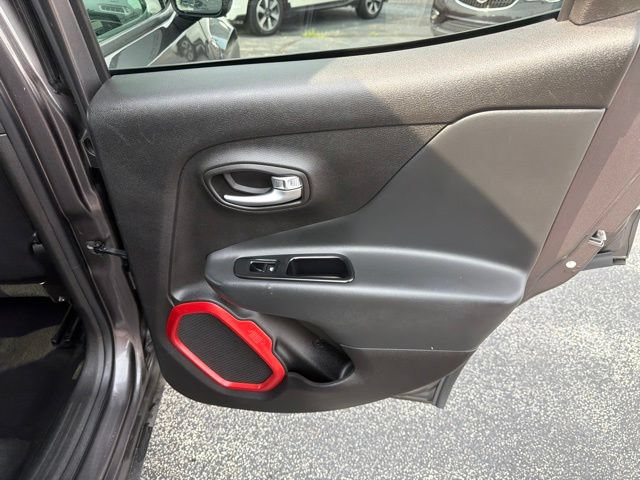 Used 2018 Jeep Renegade Trailhawk w/ Popular Equipment Group AWD/4WD image 34