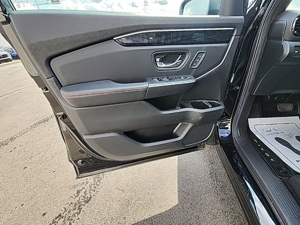 Certified 2025 Honda Pilot Black Edition image 13