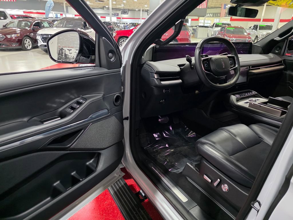 Certified 2025 Lincoln Navigator Reserve w/ Jet Appearance Package image 12