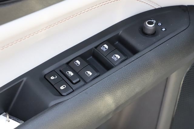 Used 2025 Jeep Compass Limited image 16