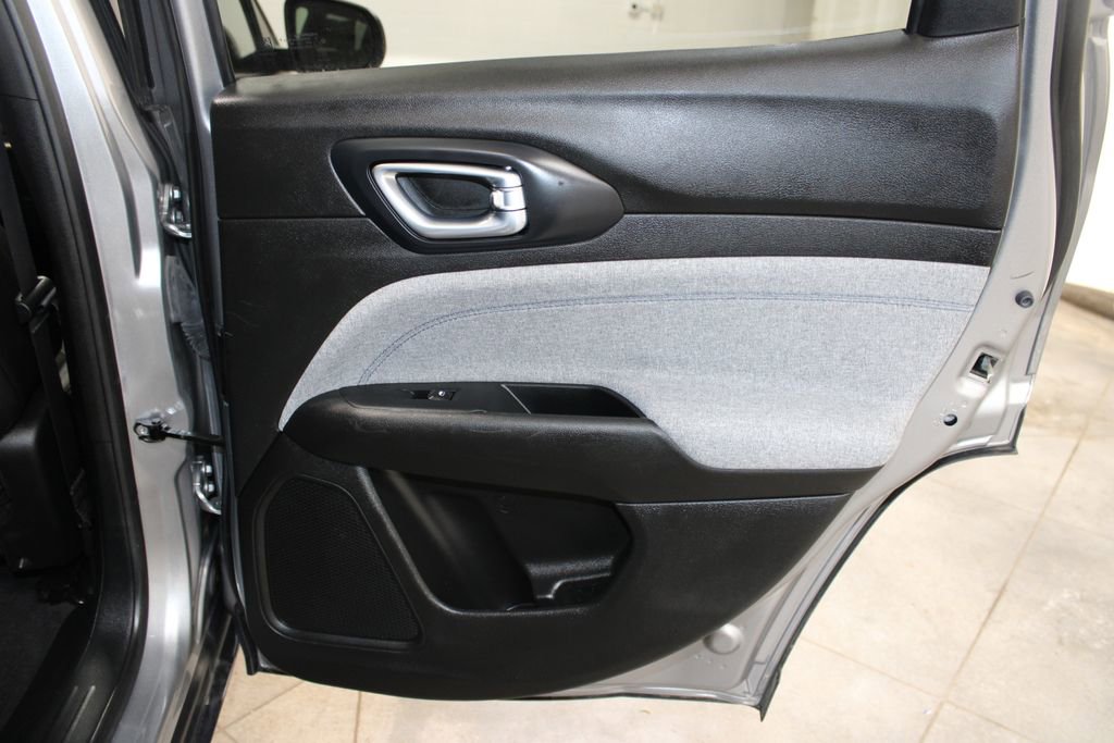 Used 2024 Jeep Compass Latitude image 27