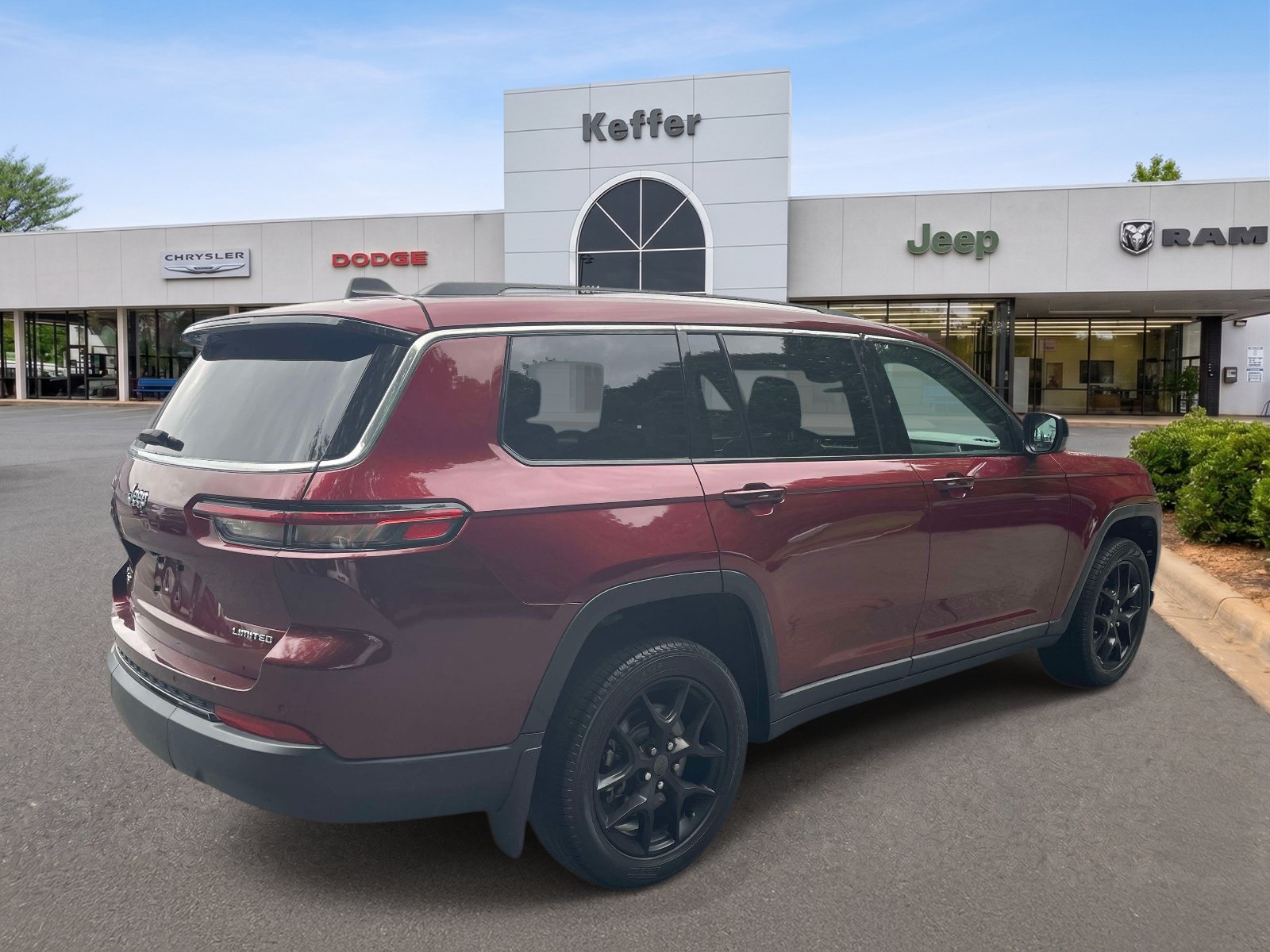 Used 2023 Jeep Grand Cherokee L Laredo AWD/4WD image 6