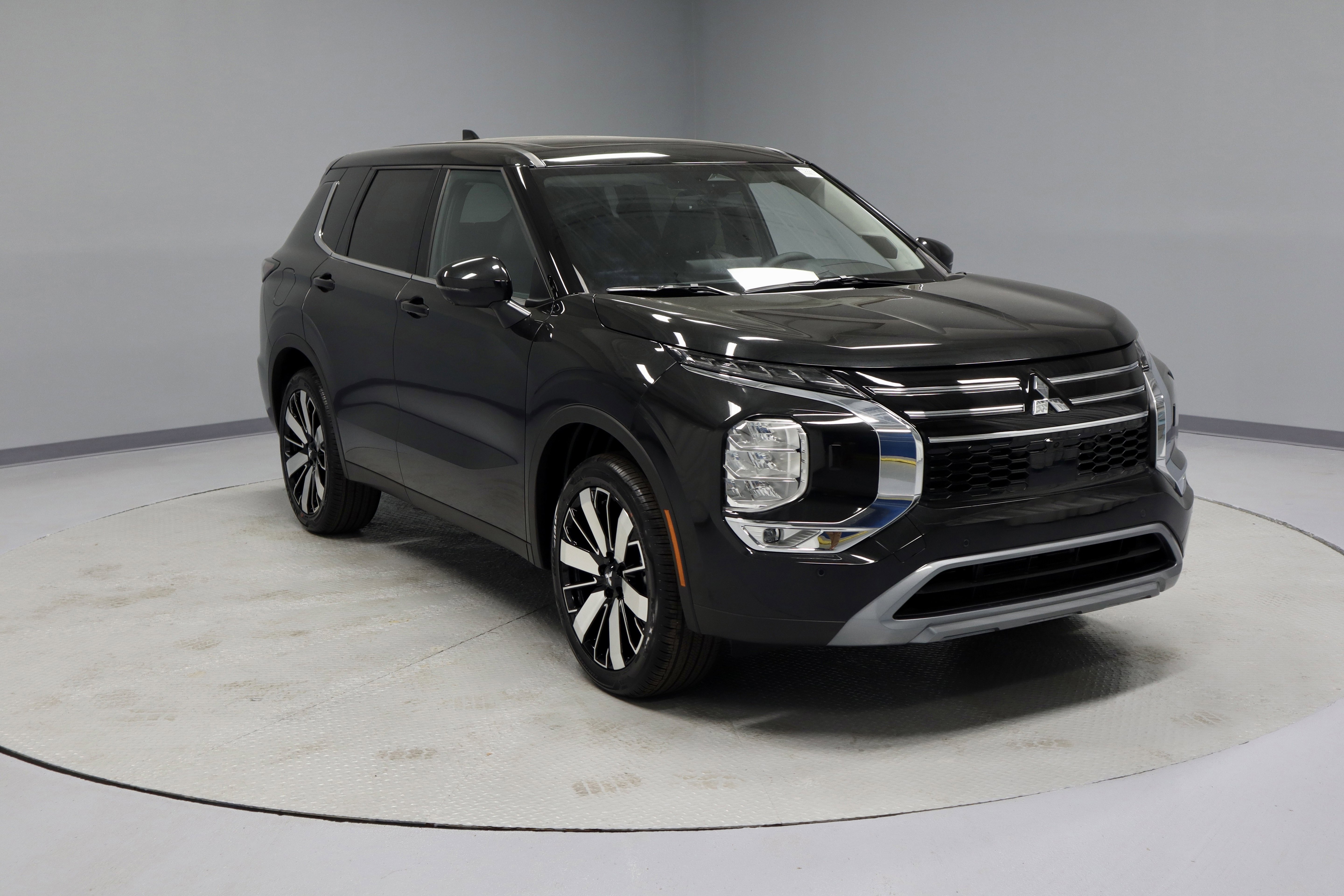 New 2025 Mitsubishi Outlander SE image 2