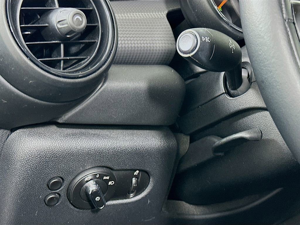 Used 2018 MINI Cooper 2-Door Hardtop image 10