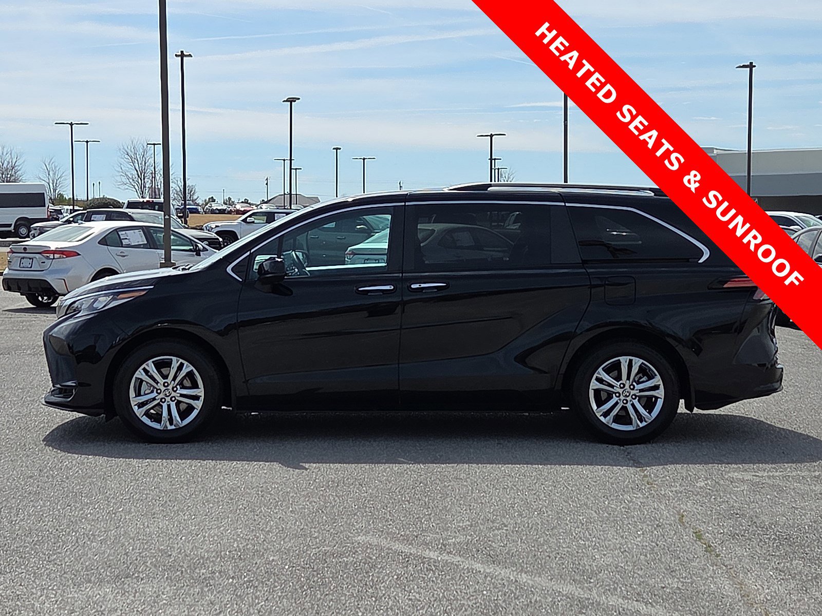 Used 2023 Toyota Sienna XSE w/ XSE Plus Package image 3