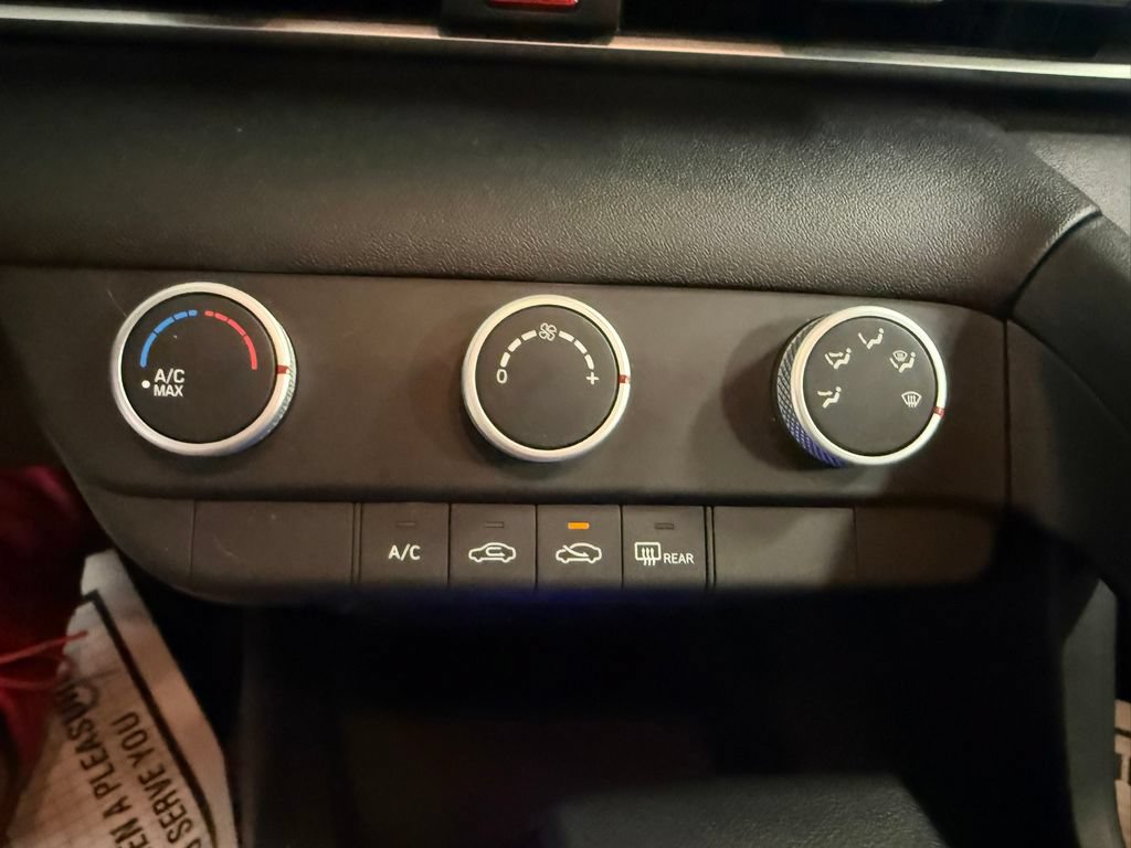 Used 2022 Hyundai Elantra SE FWD image 34