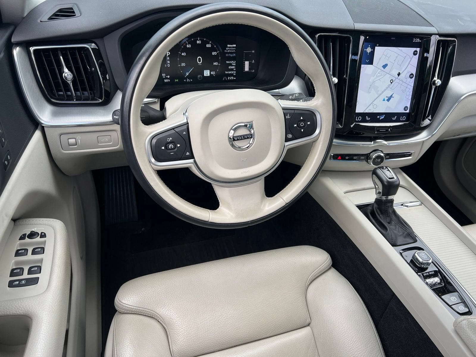 Used 2019 Volvo XC60 T5 Momentum w/ Premium Package FWD image 33