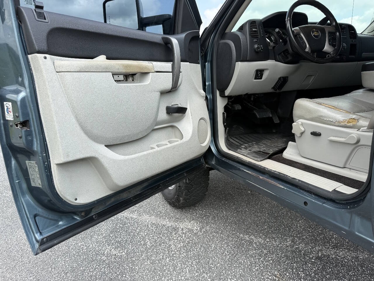 Used 2011 Chevrolet Silverado 2500 LT w/ Interior Plus Package AWD/4WD image 11