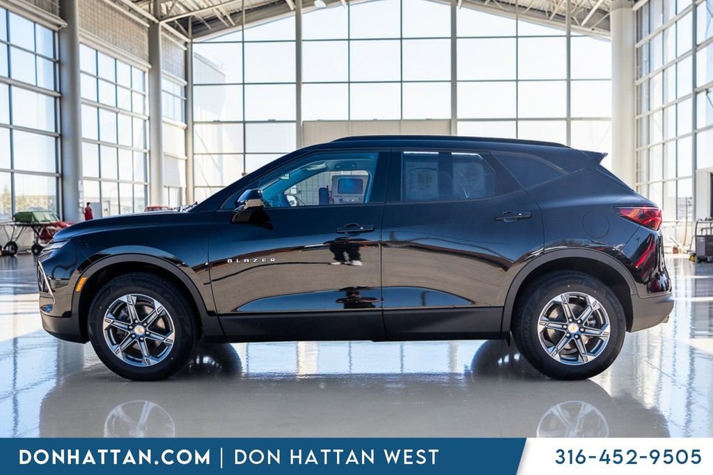 Used 2024 Chevrolet Blazer LT w/ Convenience Package FWD image 2