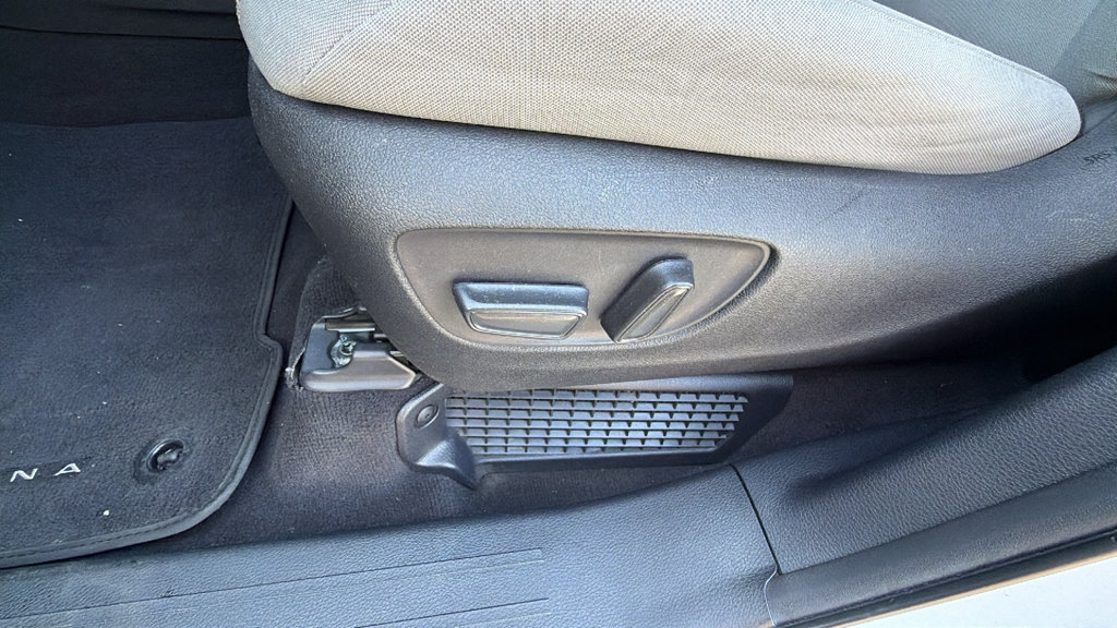 Used 2025 Toyota Sienna LE FWD image 19