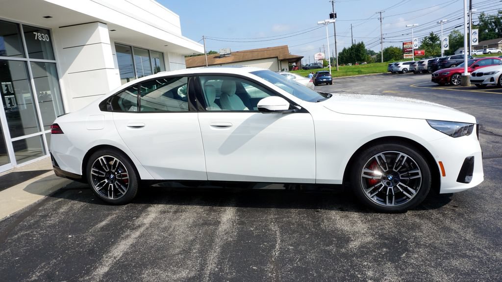New 2027 BMW 530i xDrive w/ M Sport Package AWD/4WD image 4