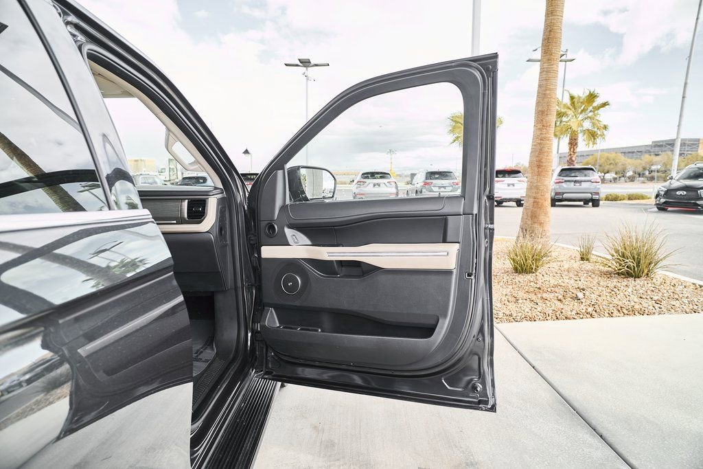 Used 2024 Ford Expedition Limited image 9