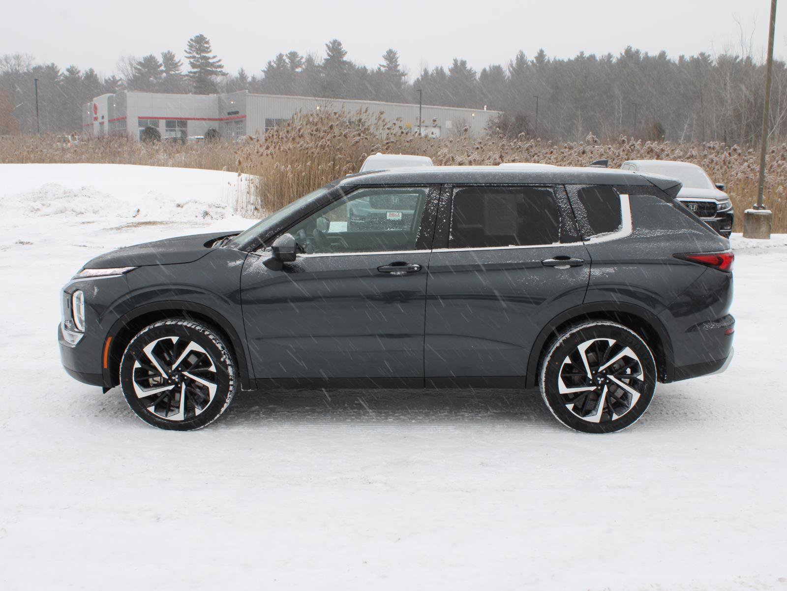 Used 2024 Mitsubishi Outlander SE Black Edition image 5