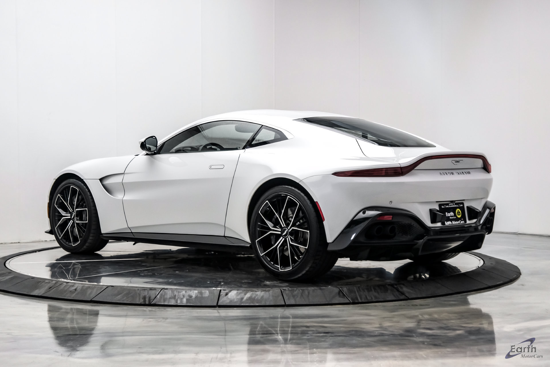 Used 2022 Aston Martin V8 Vantage Coupe RWD image 12
