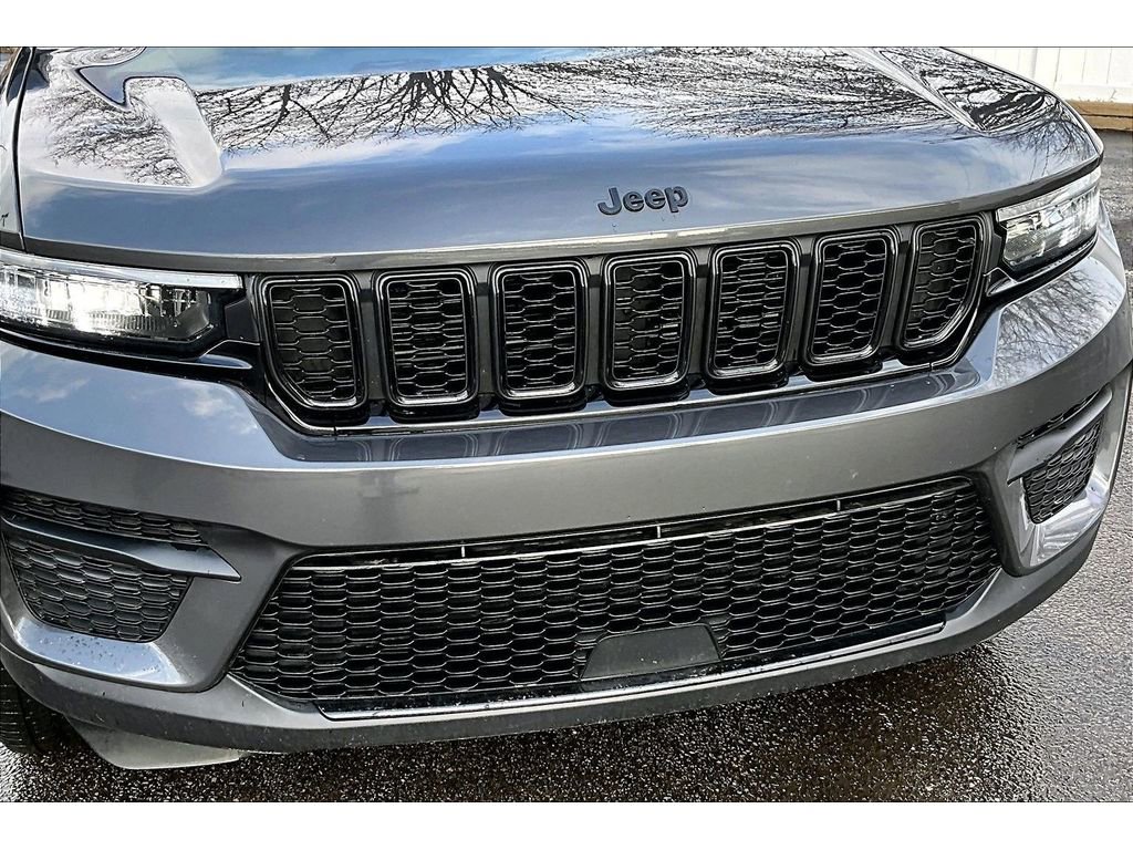 Certified 2025 Jeep Grand Cherokee Altitude image 32