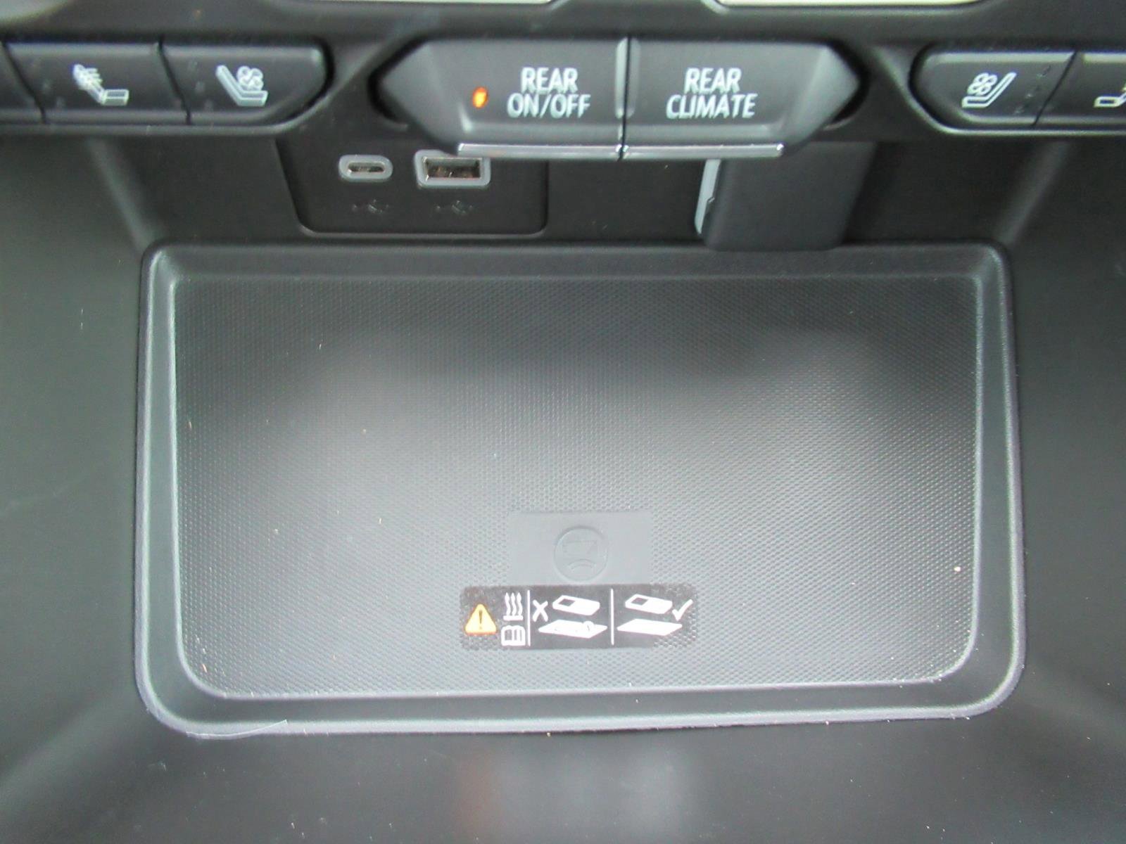 Used 2024 GMC Yukon SLT w/ SLT Luxury Package RWD image 26