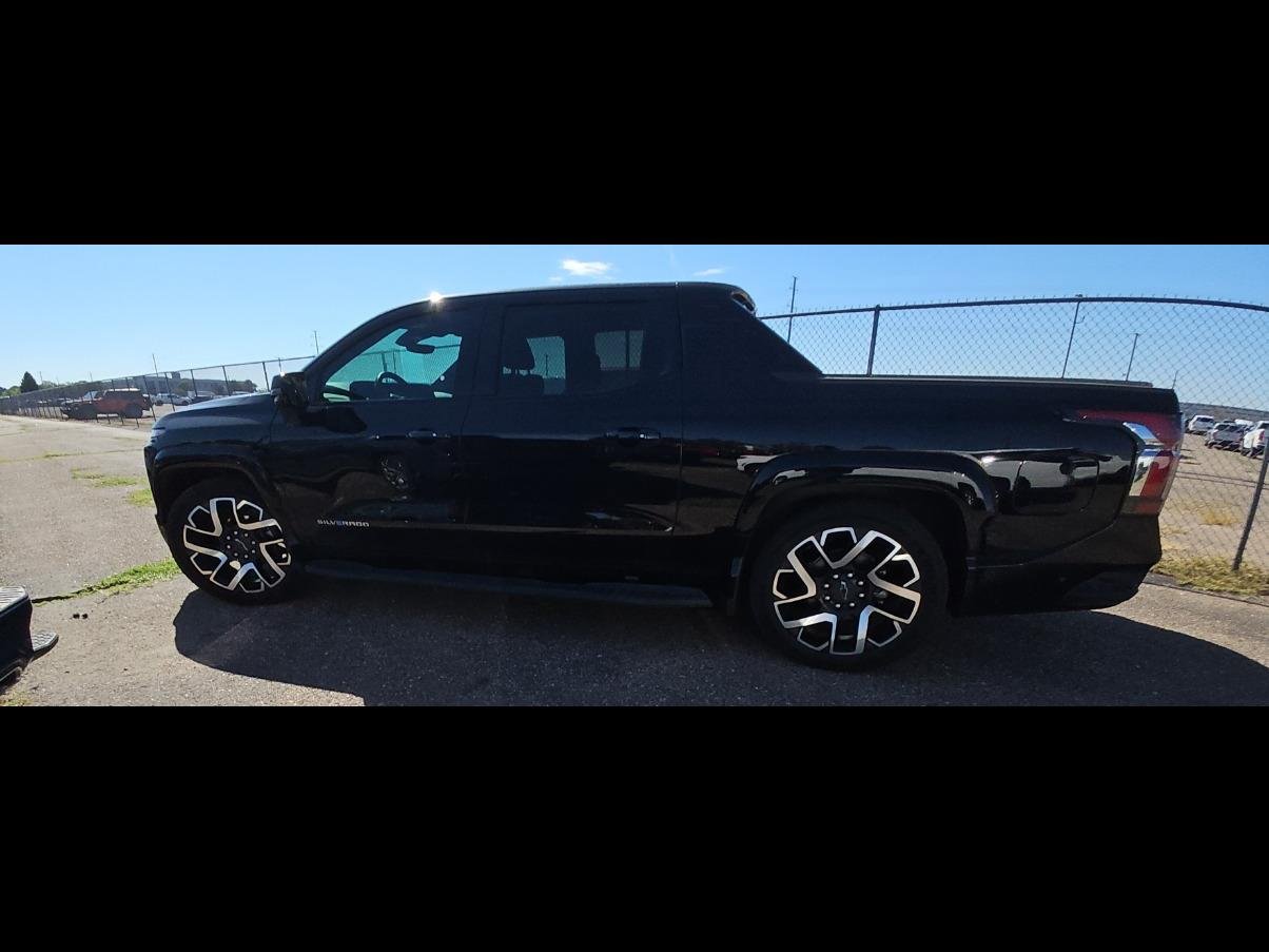 Used 2024 Chevrolet Silverado EV RST AWD/4WD image 8