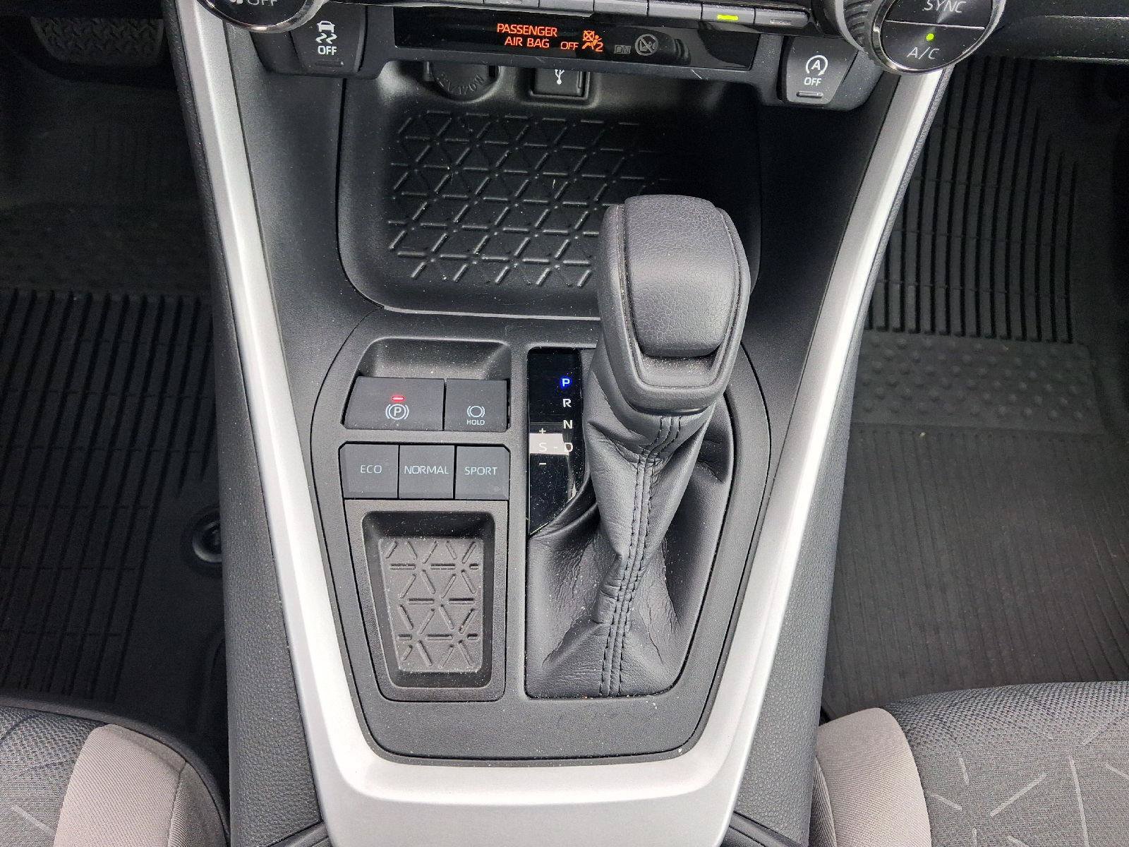 Used 2020 Toyota RAV4 XLE w/ Convenience Package FWD image 34