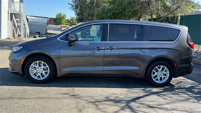 Used 2023 Chrysler Pacifica Touring-L image 7