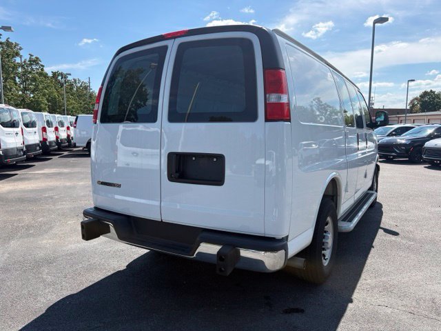 Used 2025 Chevrolet Express 2500 w/ Driver Convenience Package RWD image 5