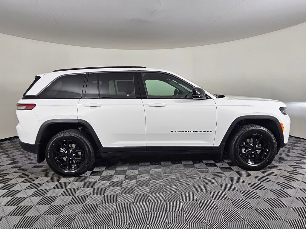 New 2026 Jeep Grand Cherokee Altitude image 2