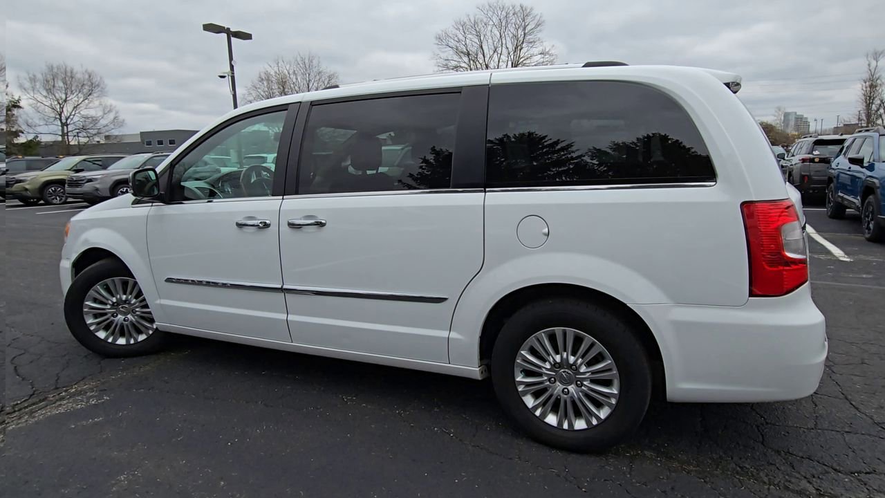 Used 2014 Chrysler Town & Country Limited w/ Luxury Group FWD image 6