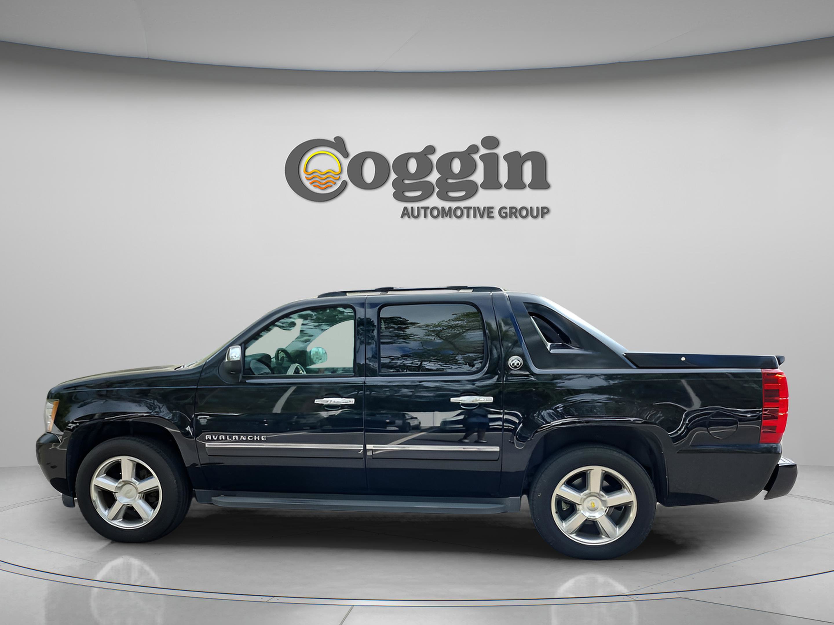 Used 2013 Chevrolet Avalanche LTZ image 2