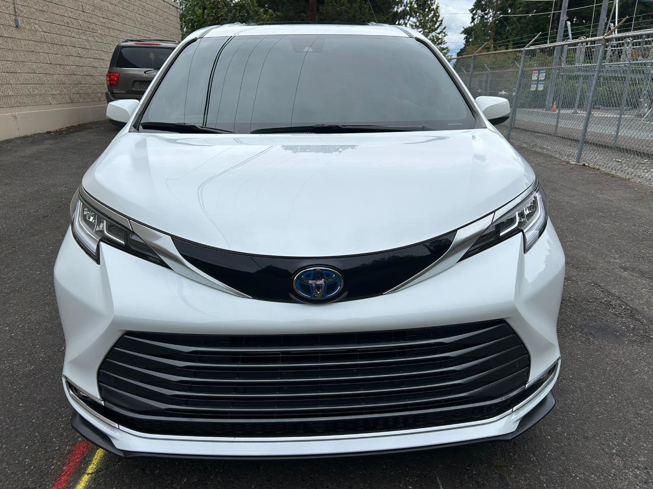 Used 2024 Toyota Sienna Limited AWD/4WD image 2