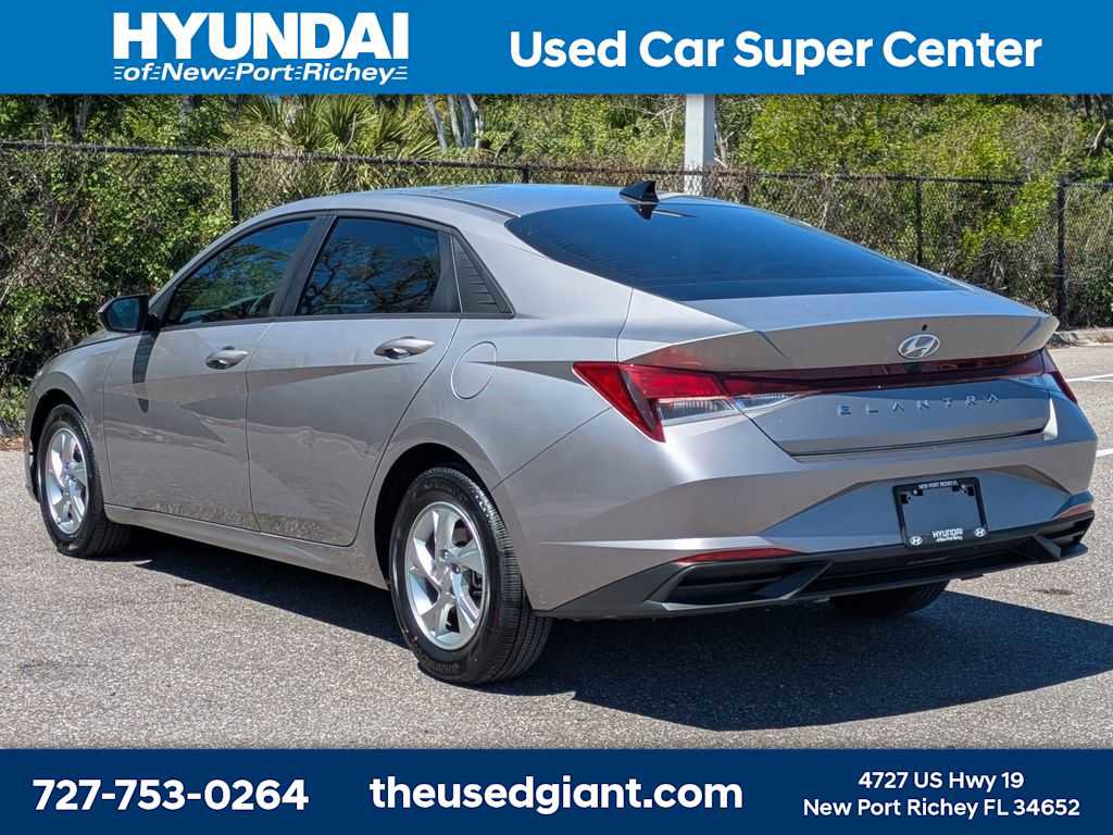 Used 2023 Hyundai Elantra SE image 3