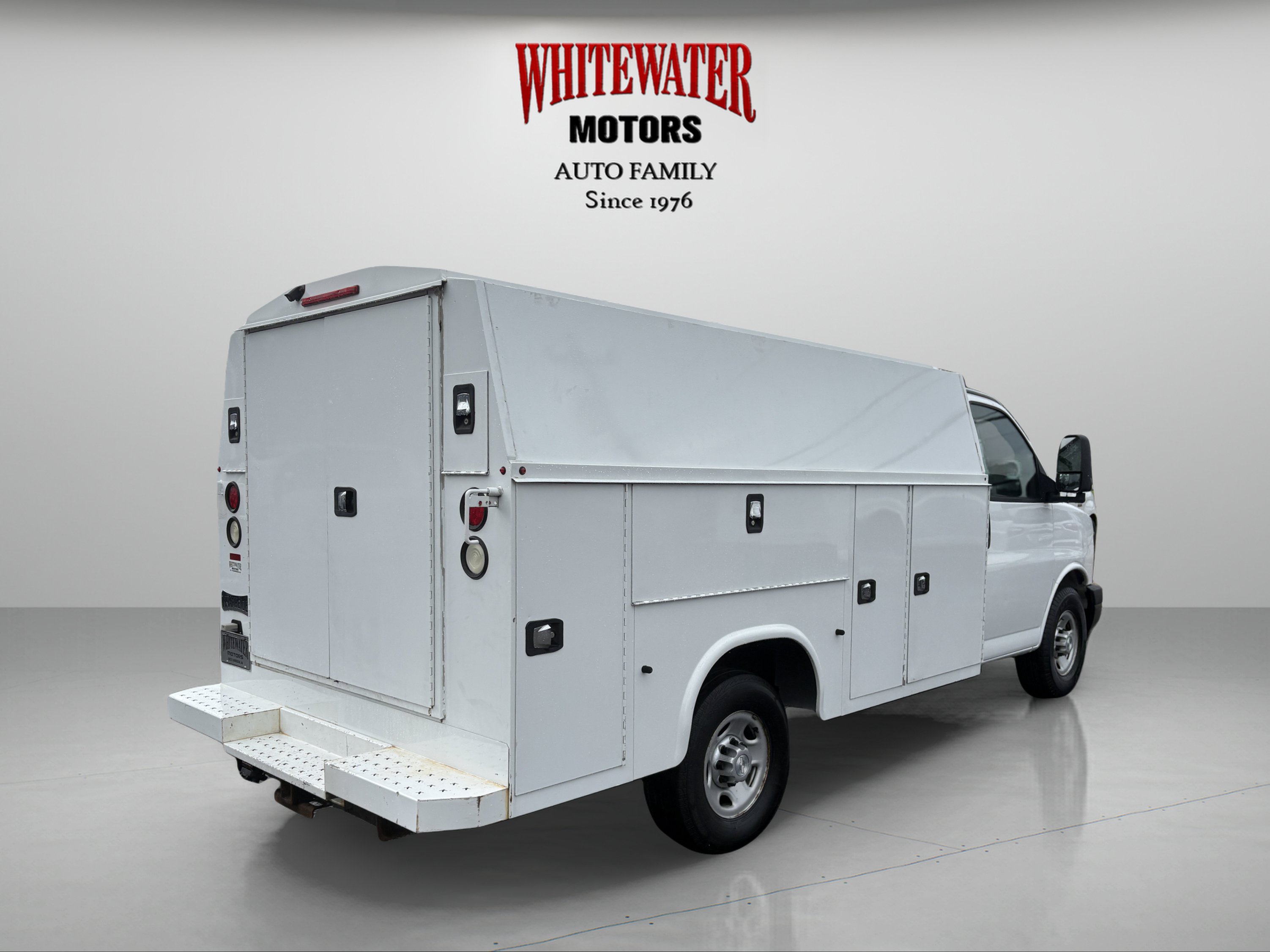 Used 2017 Chevrolet Express 3500 RWD image 4