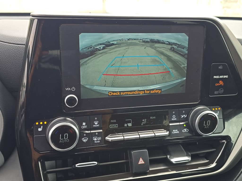 Used 2024 Toyota Highlander XLE AWD/4WD image 30