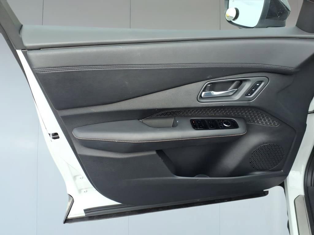 Used 2025 Nissan Ariya FWD image 11