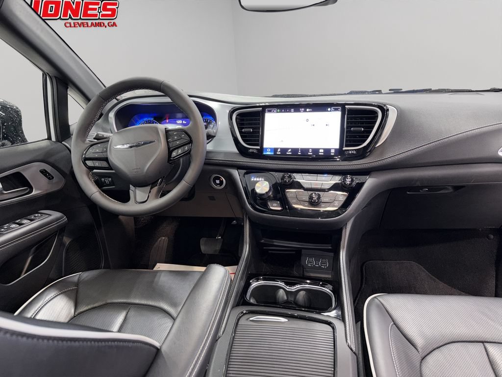 Used 2025 Chrysler Pacifica Limited FWD image 19
