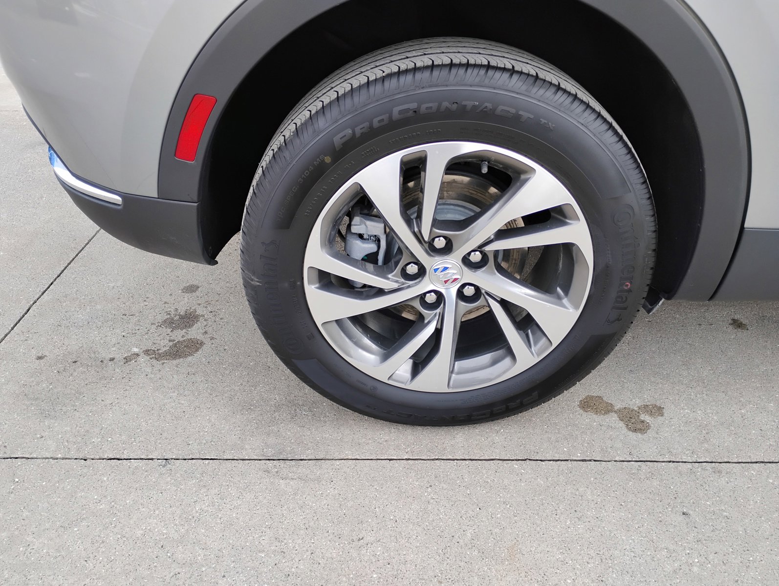 Used 2023 Buick Envision Essence image 25