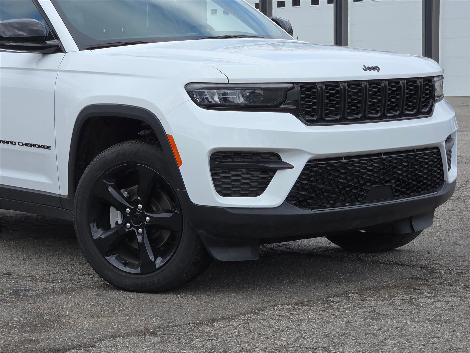 Used 2023 Jeep Grand Cherokee Altitude AWD/4WD image 2