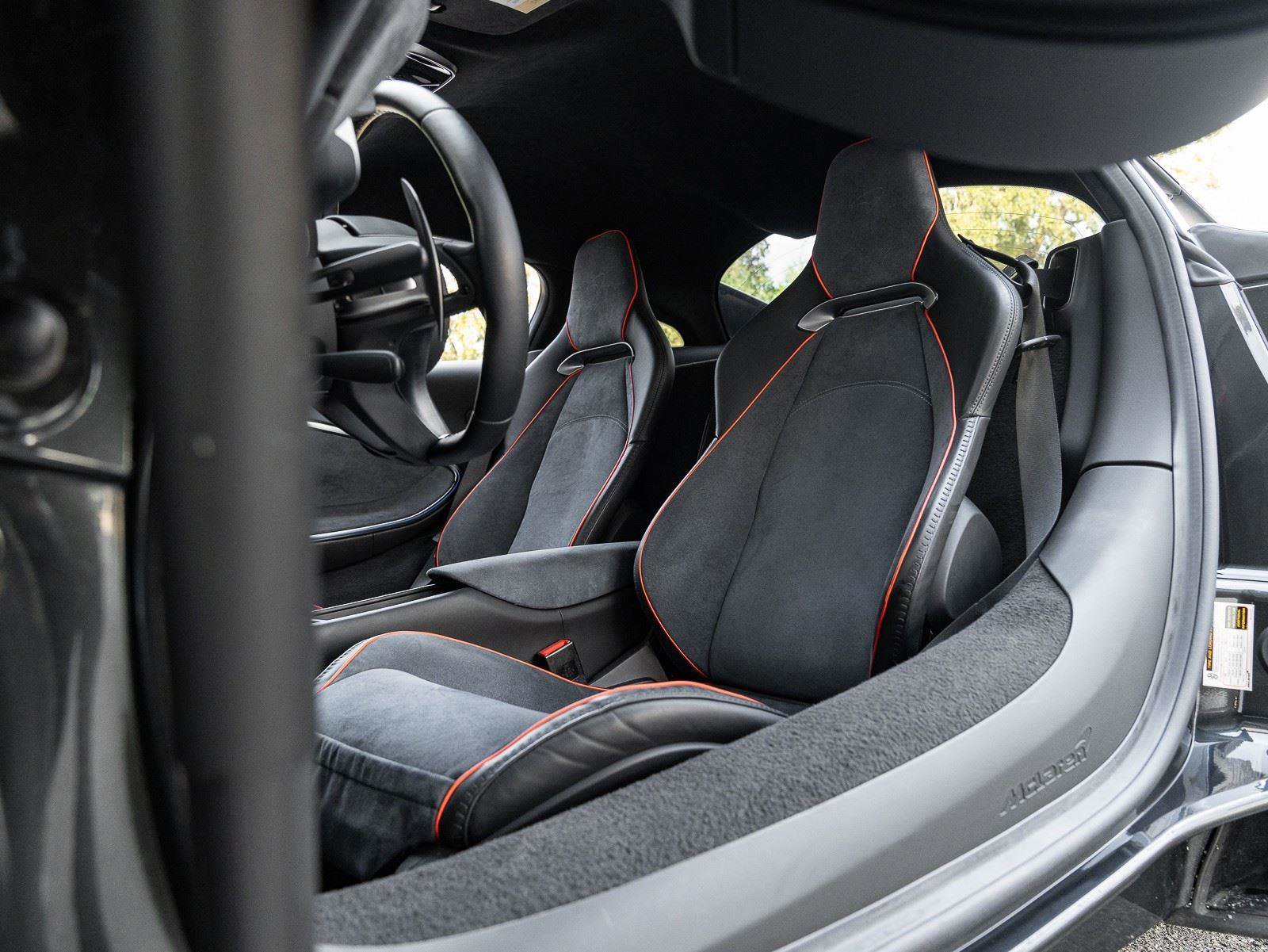 Used 2025 McLaren Artura image 4