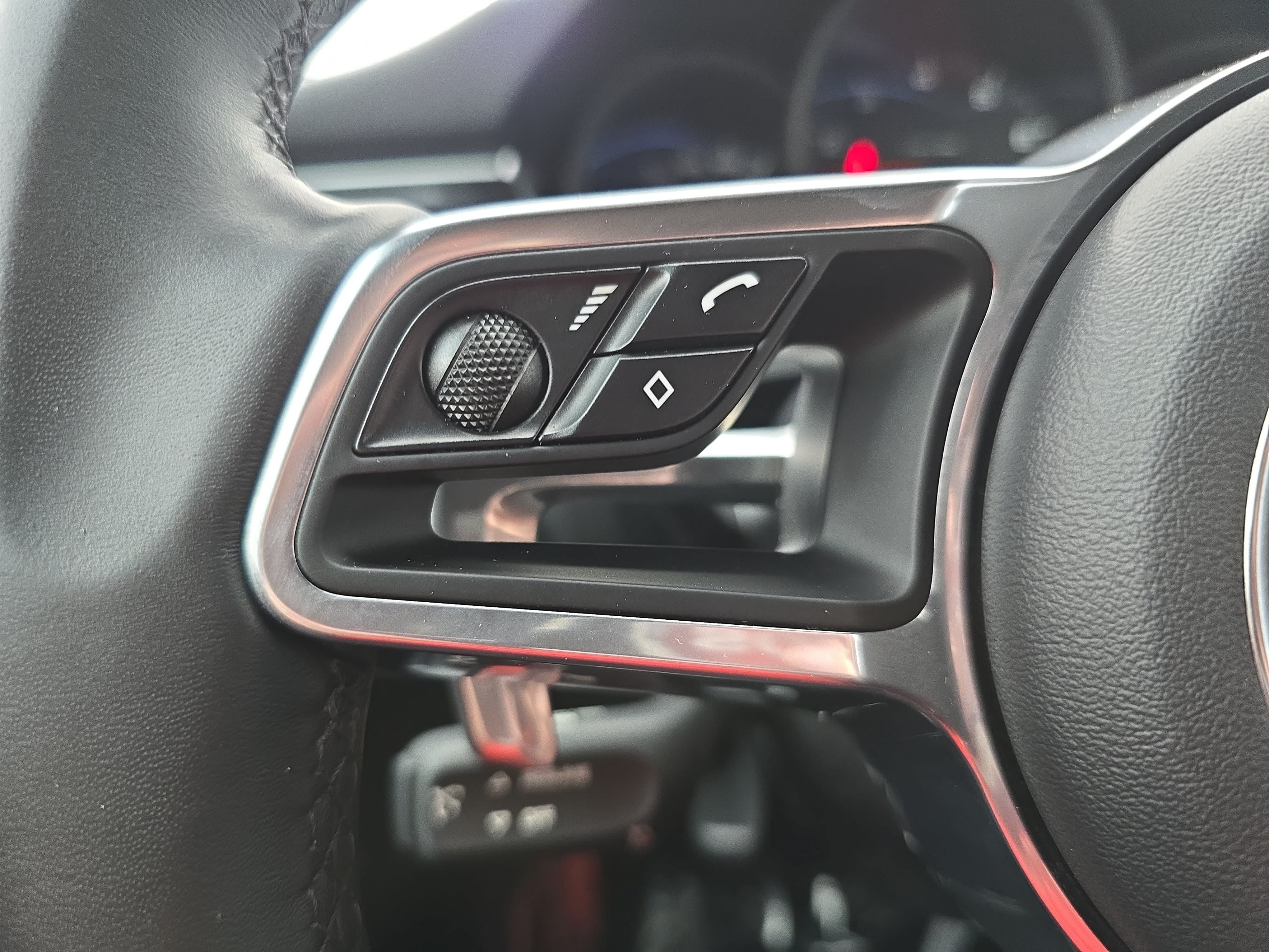 Used 2020 Porsche Macan AWD/4WD image 17