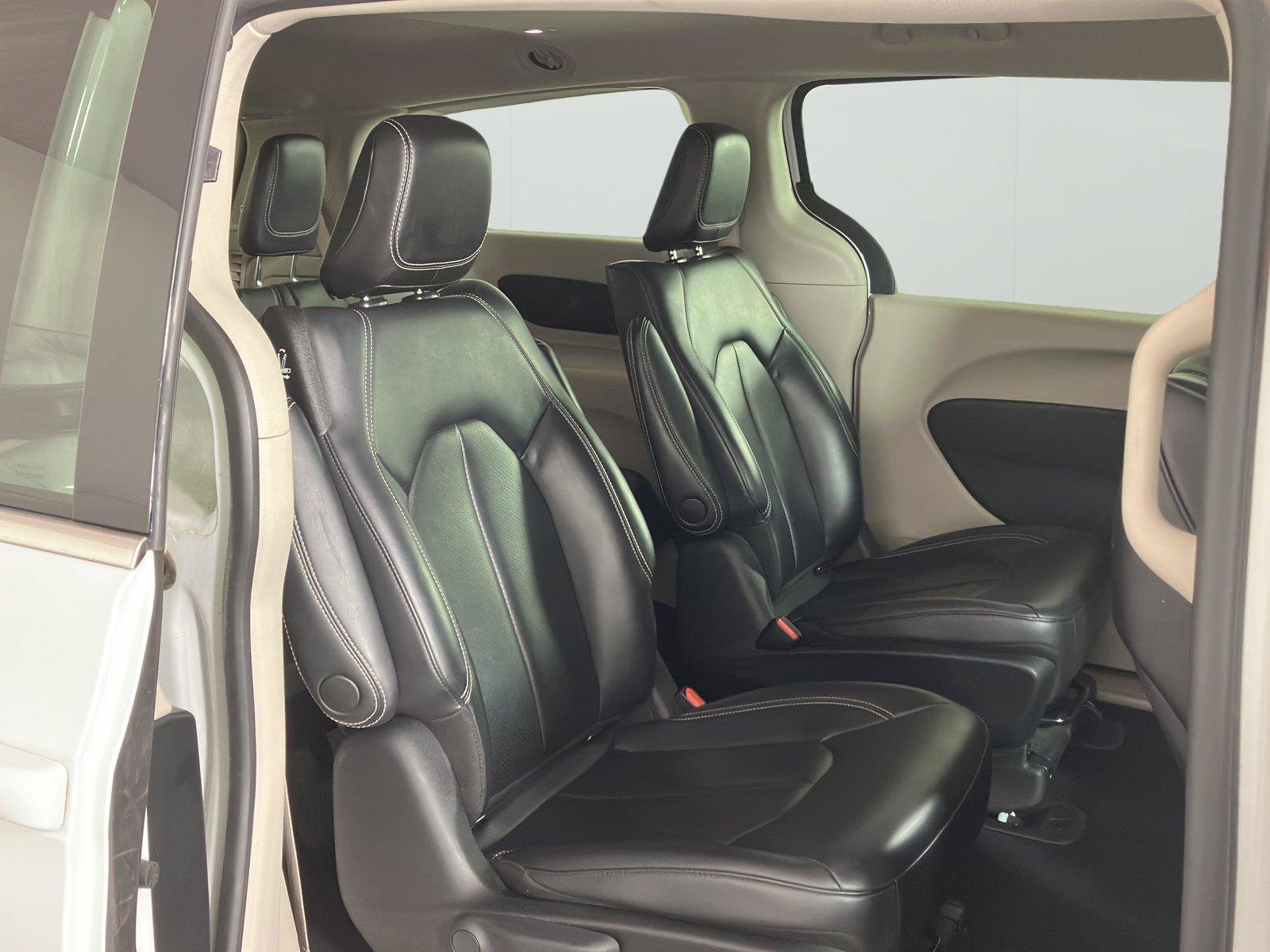 Used 2023 Chrysler Pacifica Touring-L FWD image 12