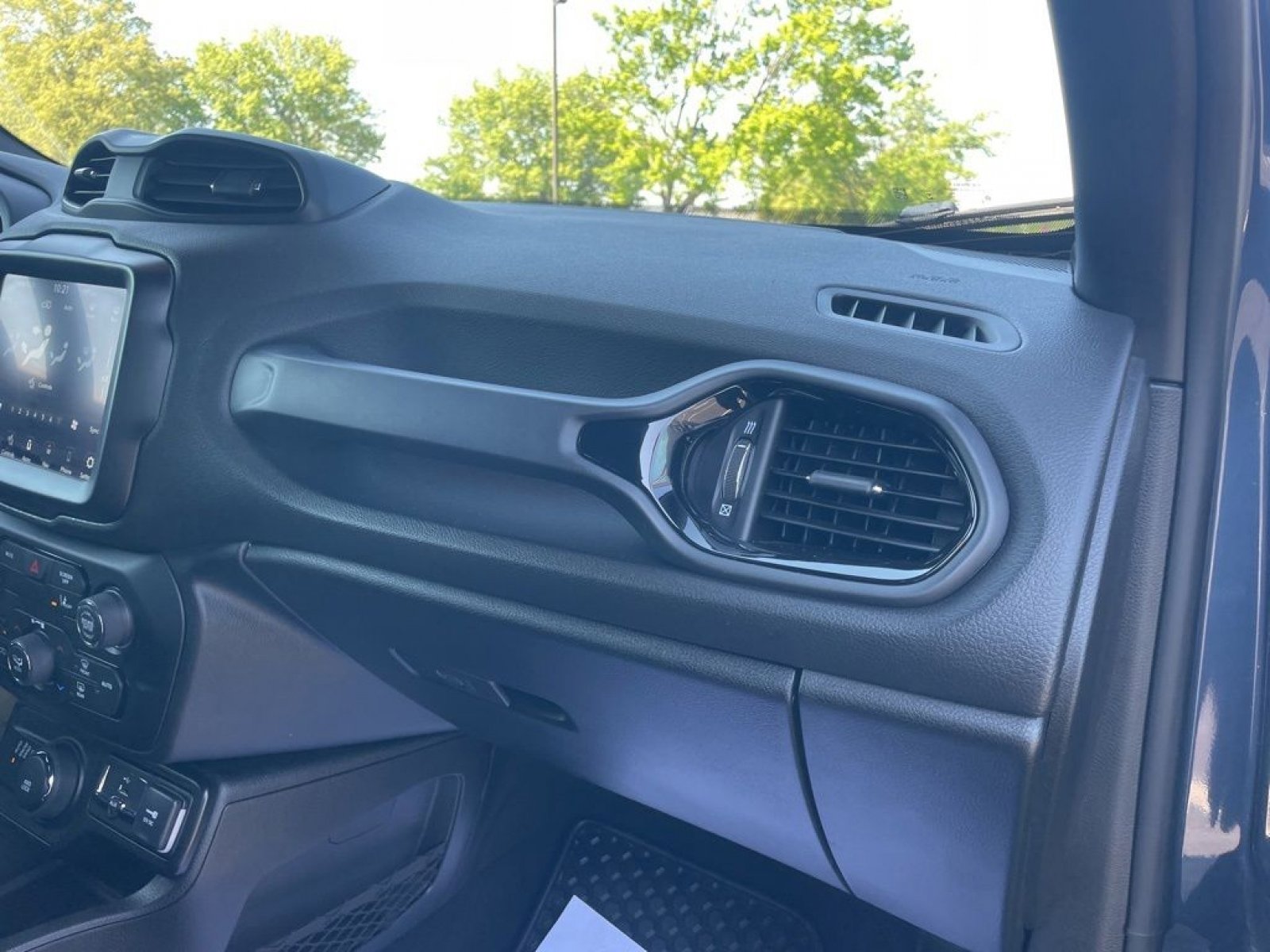 Used 2022 Jeep Renegade Altitude w/ Convenience Group AWD/4WD image 16