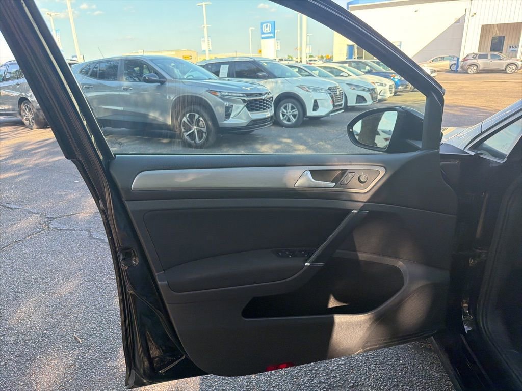 Used 2016 Volkswagen Golf S image 10