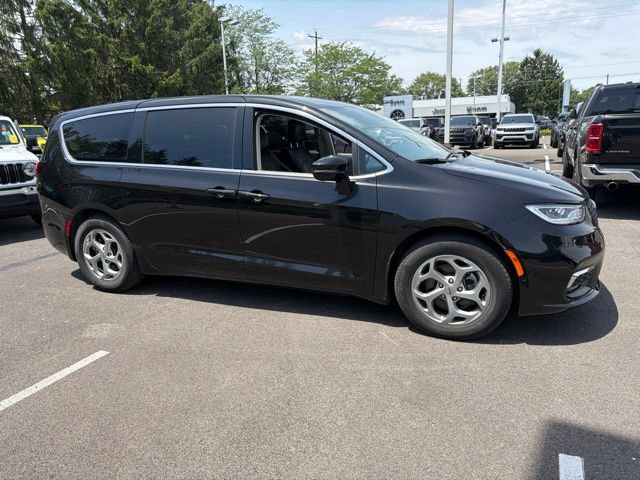 Used 2024 Chrysler Pacifica Limited w/ Trailer Tow Group FWD image 3
